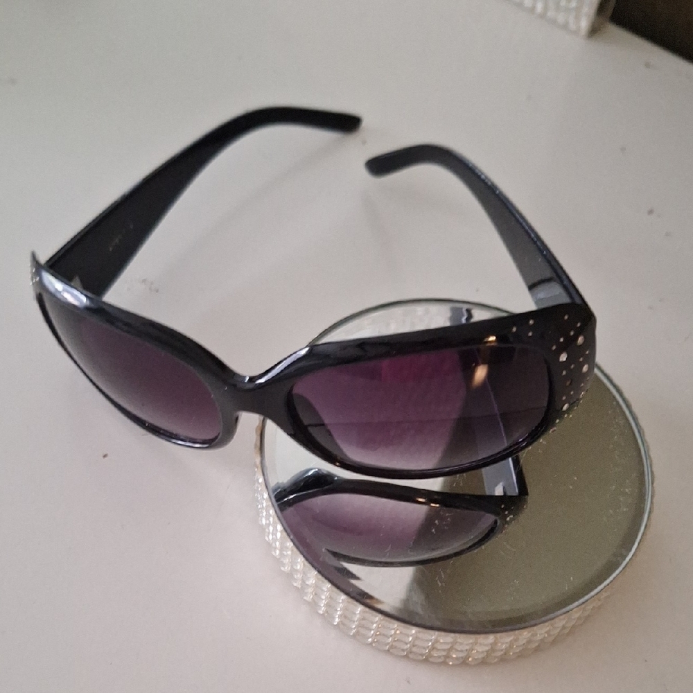 Steve Madden Black Sunglasses with  Rinestone Frame - Picture 6 of 9